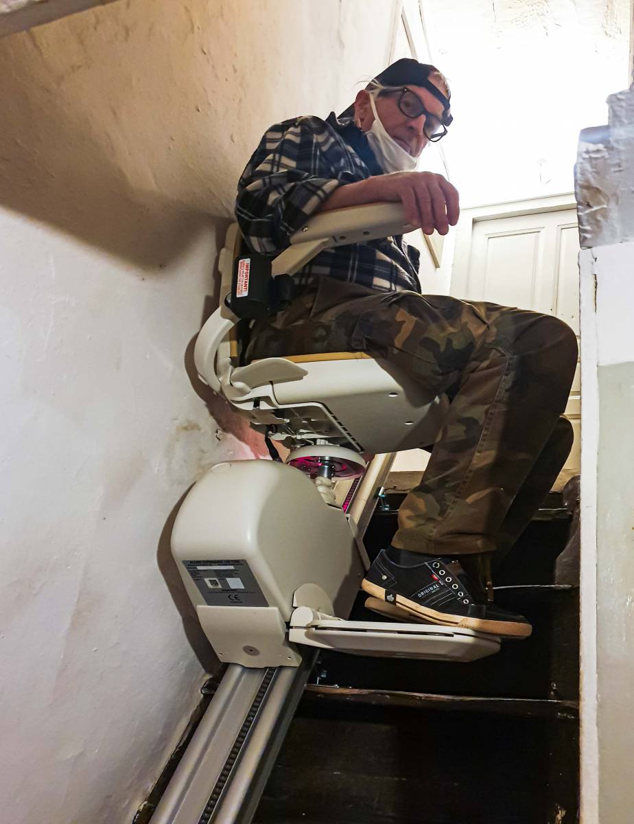 Installation d'un Monte-Escaliers droit dans une ancienne maison de village de Corse du Sud.