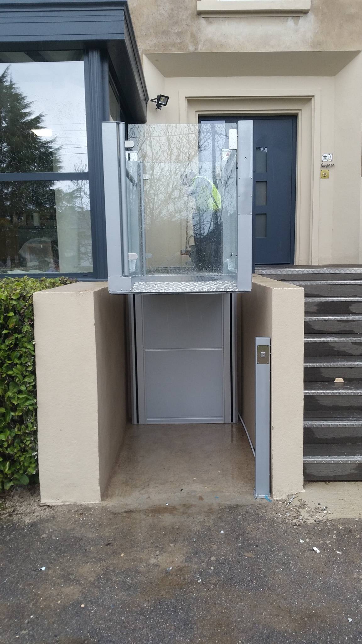 Installation d’un élévateur vertical RB 150 de la marque Bavurda chez un particulier à Hyères dans le Var