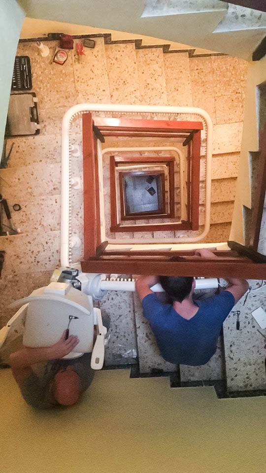 Installation d'un Monte-Escaliers Courbe dans une cage d'escaliers d'une copropriété sur 4 étages en corse du Sud